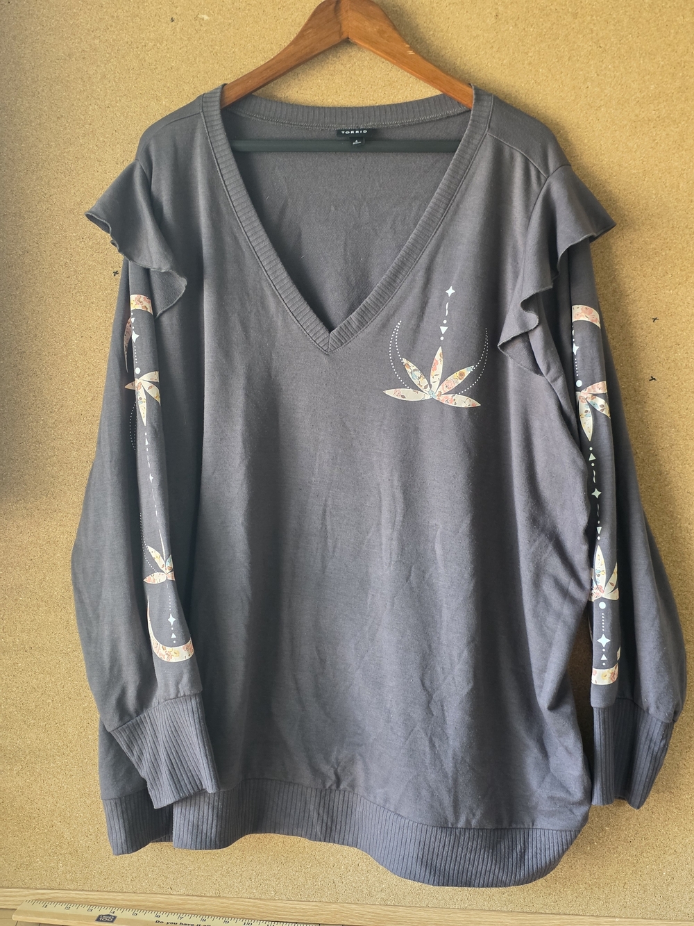 Torrid Size 4 (4X) Ruffle Sleeve French Terry Lotus V-Neck Sweatshirt Grey